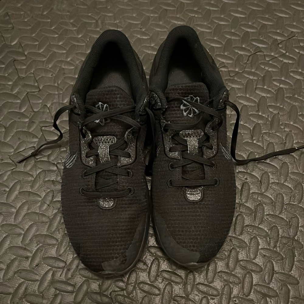 Black Nike eco tennis shoes